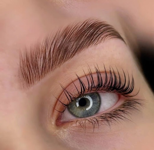 Verzorgde wenkbrauw en oog — wenkbrauwen en gelaat dienst bij Nail & Beauty Studio