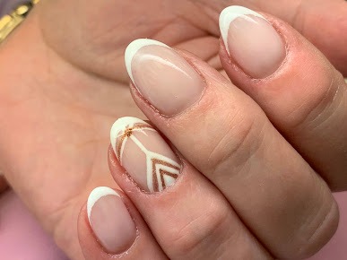 Luxe French manicure met gouden geometrische details — nageldienst bij Nail & Beauty Studio
